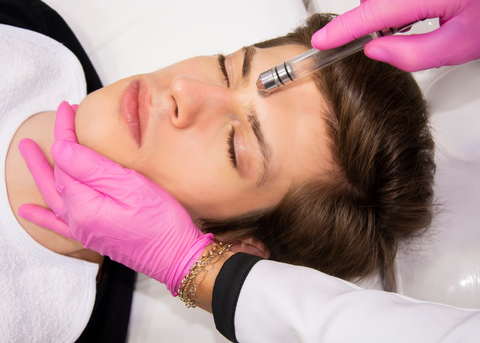 Procedimento facial masculino na Aevin Clinic
